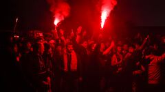 MADRID , 13/03/2024.- Aficionados en las inmediaciones del estadio antes del partido entre el Atlético de Madrid y el Inter de Milán, de vuelta de octavos de final de la Liga de Campeones de fútbol que se disputa este miércoles en el estadio Metropolitano de Madrid. EFE/ Sergio Pérez
