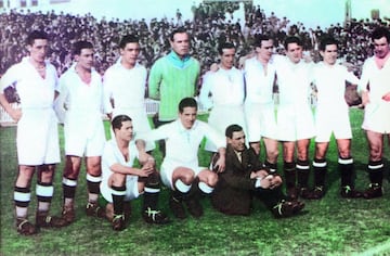 El Madrid estrenó su palmarés en el campeonato de Liga en la cuarta edición de la historia. Los blancos conformaron un gran equipo, perfectamente estructurado en todas sus líneas, motivó el primer título blanco. Zamora (el primer fichaje galáctico: costó 150.000 pesetas de la época), Ciriaco, Quincoces, Leoncito, Lazcano, Olivares... fueron los grandes héroes de la primera Liga blanca. El inicio de un romance eterno. Todos ellos dirigidos por Lippo Hertzka, un entrenador húngaro que apenas estuvo dos temporadas en el banquillo del Madrid, aunque fue tiempo suficiente para conquistar la primera Liga con el equipo blanco. Hertzka era un gran conocedor del fútbol, aunque en el club no se le consideraba demasiado trabajador. Esto fue lo que motivó definitivamente su cese como técnico madridista en 1932.  Aquel primer Madrid campeón de Liga jugó bajo la dirección de Lippo Hertzka, que fiel al estilo de juego de la época, disponía sobre el campo un sistema 1-2-3-5. La ventaja de aquel equipo era la solidez defensiva que aportaba la pareja Ciriaco-Quincoces. Ambos habían llegado del Alavés junto con Olivares. La directiva blanca pagó 60.000 pesetas de la época por los tres, pero consideró a los zagueros en 25.000 pesetas cada uno, y en 10.000 al delantero. Tanto Ciriaco como Quincoces se entendían a la perfección y formaron, junto a Zamora, un muro infranqueable: el Madrid no perdió ningún partido (10 victorias y ocho empates en 18 encuentros). El guardameta, además, sólo encajó 15 goles en 17 partidos. Los tres formaron una zona defensiva de época. El centro del campo destacaba por el gran entendimiento de la tripleta Leoncito (fue el único jugador que participó en los 18 encuentros ligueros)-Prats-Ateca. En la delantera, Luis Regueiro ejercía de líder (era uno de los jugadores con más clase de la época) y Manuel Olivares era la referencia goleadora (marcó 11 de los 37 goles madridistas en Liga), mientras que Lazcano, que ponía el desborde desde el extremo, fue el pilar para que los blancos se proclamaran campeones de Liga en casa de su máximo rival, el Barcelona, en Les Corts tras empatar a dos tantos.