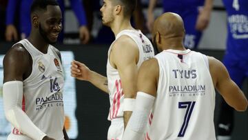 MADRID, 29/04/2021.- Los jugadores del Real Madrid, Usman Garuba (i) y el estadounidense Alex Tyus, celebran su victoria en el cuarto partido de los cuartos de final de la Euroliga que han disputado hoy Jueves frente al Anadolou EFES en el WiZink Center, en Madrid. EFE/Mariscal.