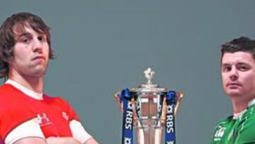<b>SÓLO UNO SERÁ CAMPEÓN. </b>Los capitanes de Gales, Ryan Jones (izda.), y Brian O'Driscoll, de Irlanda, posan ante la deseada copa que hoy sólo podrá alzar uno.