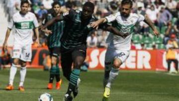 GRA074. ELCHE (ALICANTE), 16/12/2013.- El francés N'Diaye (c), del Betis, y Javi Márquez, del Elche, durante el partido correspondiente a la 28ª jornada de la Liga BBVA de Fútbol disputado hoy por ambos equipos en el estadio Martínez Valero . EFE/Manuel Lorenzo