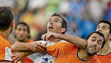 <b>ABRIÉNDOSE PASO. </b>Richi pugna con el codo con Luciano por la posición mientras observa un balón que cae de aire.