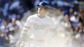 Los Angeles (United States), 14/10/2024.- The Dodgers' Shohei Ohtani walks to the plate during the third inning of game two of the Major League Baseball (MLB) National League Championship Series between the New York Mets and the Los Angeles Dodgers in Los Angeles, California, 14 October 2024. The National League Championship Series is the best-of-seven games and the winner will face the winner of the American League Championship Series in the World Series. (Liga de Campeones, Nueva York) EFE/EPA/CAROLINE BREHMAN