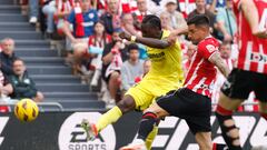 BILBAO, 14/04/2024.- El defensa del Athletic Yuri Berchiche (d) disputa el balón ante Bertrand Traoré (i), delantero burkinés del Villarreal, durante el encuentro correspondiente a la jornada 31 de primera división que Athletic Club y Villarreal disputan hoy domingo en el estadio de San Mamés, en Bilbao. EFE / Miguel Toña.
