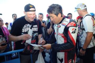 El japonés Okada firmando autógrafos a los aficionados.