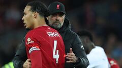 Virgil van Dijk y Jürgen Klopp, jugador y entrenador del Liverpool, se saludan durante un partido.