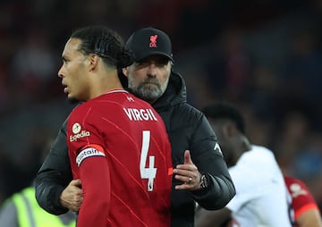 Virgil van Dijk y Jürgen Klopp, jugador y entrenador del Liverpool, se saludan durante un partido.