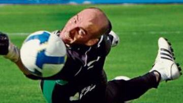 <b>ESTIRADA. </b>Caballero intenta parar el balón en una postura acrobática durante un entrenamiento.