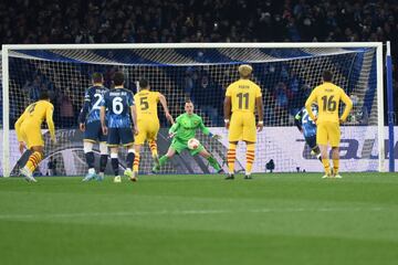 1-2. Lorenzo Insigne marca de penalti el primer gol.