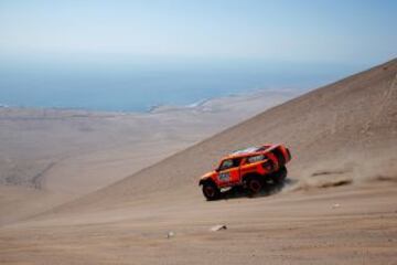 9ª etapa. Robby Gordon y Kellon Walch con su Hummer.