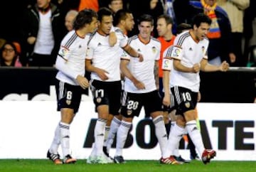 Los jugadores celebran el 4-4 de Rodrigo. 