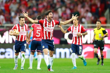 Jugadores del Guadalajara celebran un gol hoy, durante un partido entre Guadalajara y Cruz Azul por la jornada 16 del torneo clausura 2023 de la liga de fútbol mexicano, disputado en el Estadio Akron.
