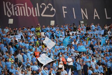 Aficionados del Manchester City en el Atatürk Olympic Stadium.