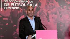 17/02/19 GRAF9522. MADRID, 18/02/2019.- El presidente de la Federaci&oacute;n Espa&ntilde;ola, Luis Rubiales, durante el homenaje a la selecci&oacute;n femenina espa&ntilde;ola de f&uacute;tbol sala tras conseguir el t&iacute;tulo en el primer vez Campeonato de Europa, disputado en Gondomar (Portugal), al derrotar por 4-0 a la selecci&oacute;n anfitriona en la final. Rubiales ha destacado el &quot;trabajo y la humildad&quot; tanto de la seleccionadora nacional, Claudia Pons, como de las jugadoras. EFE/V&iacute;ctor Lerena