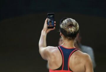 La croata Mirjana Lucic-Baroni se hace un selfi tras perder su partido de semifinales contra Serena Williams.