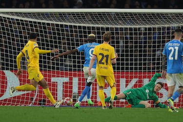 El jugador nigeriano del Nápoles recibe un balón dentro del área, forcejea con Íñigo Martínez y le gana la pelea, encara y dispara raso engañando a Marc-André Ter Stegen.
