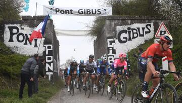 El pelot&oacute;n pasa por el tramo de pav&eacute;s de Pont Gibus durante la Par&iacute;s-Roubaix de 2019.