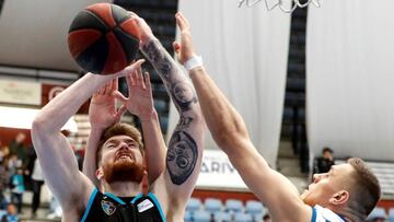 GRAF6902. San Sebastián, 06/04/2019.- El pivot estadounidense de Movistar Estudiantes, Shayne Whittington (i), pelea un rebote ante el ala-pivot de Delteco GBC, Vyacheslav Bobrov (d), durante el encuentro de la liga ACB disputado en el pabellón Illumbe de San Sebastián. EFE/Juan Herrero.