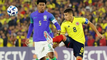 Gustavo Puerta de Colombia disputa un balón con Andrey Santos de Brasil en un partido de la fase final del Campeonato Sudamericano Sub 20.