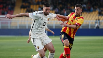 Soccer Football - Serie A - Lecce v AS Roma - Stadio Via del mare, Lecce, Italy - April 1, 2024 AS Roma's Bryan Cristante in action with Lecce's Yiber Ramadani REUTERS/Alessandro Garofalo