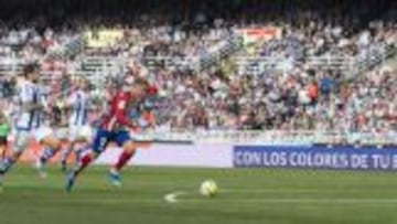 Momento en el que Griezmann va a disparar a portería el domingo, ante la Real Sociedad, con un ejército de txuri-urdin detrás, incapaces de frenarle, de alcanzarle. La afición lo ha elegido como el mejor del francés en el Atlético de Madrid.