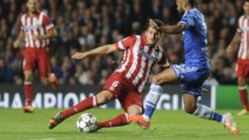 El defensa del Chelsea Ashley Cole lucha el balón con Koke Resurreción.