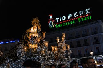 Decenas de personas durante la procesión del Cristo de Medinaceli en la Puerta del Sol, Madrid (España). Esta procesión de Viernes Santo está organizada por la ‘Archicofradía Primaria nacional de la Real e Ilustre Esclavitud de Nuestro Padre Jesús el Nazareno’. La hermandad está compuesta por dos pasos, Nuestro Padre Jesús Nazareno con la túnica y capirote morados y nuestra Señora de los Dolores en su Mayor Esclavitud, ambos portados por costaleros.