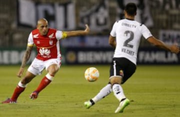 CH08. SANTIAGO DE CHILE (CHILE), 15/04/2015. El jugador del equipo colombiano Santa Fe, Omar Pérez (i) disputa el balón hoy, miércoles 15 de abril de 2015, contra el jugador del Colo Colo de Chile, Cristián Vilches (d) en el partido correspondiente a la quinta jornada de la primera fase de la Copa Libertadores en el Estadio Monumental en Santiago de Chile (Chile). EFE/Felipe Trueba