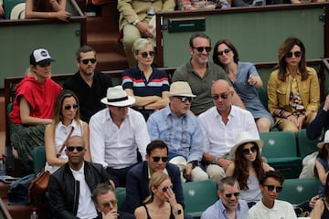 En la imagen arriba a la izquierda la actriz francesa Marion Cotillard con su marido, el también actor Guillaume Canet, también se ve al actor francés Jean Dujardin, la actriz Elsa Zilberstein y la productora Anna Eberstein. En la fila de abajo el actor H