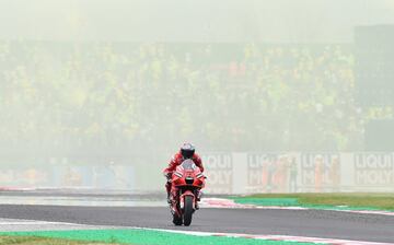 Celebración de Francesco Bagnaia tras conseguir su segunda victoria consecutiva. Piloto, moto y equipo italiano se imponen en San Marino.