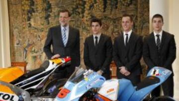 El presidente del Gobierno, Mariano Rajoy, con Márquez, Pol y Maverick.