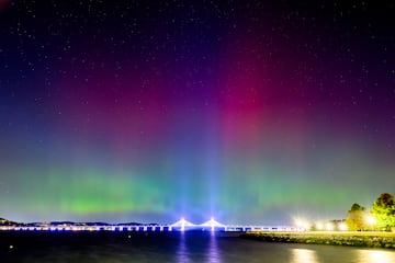 Las luces del norte o auroras boreales son visibles sobre el puente Tappan Zee o Governor Mario M. Cuomo Bridge el 11 de octubre de 2024 cerca de la ciudad de Nueva York.