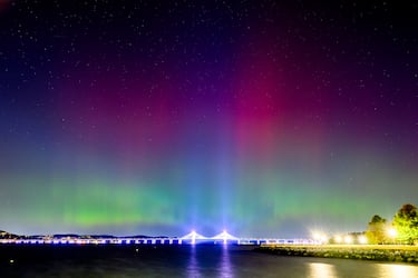 Las luces del norte o auroras boreales son visibles sobre el puente Tappan Zee o Governor Mario M. Cuomo Bridge el 11 de octubre de 2024 cerca de la ciudad de Nueva York.