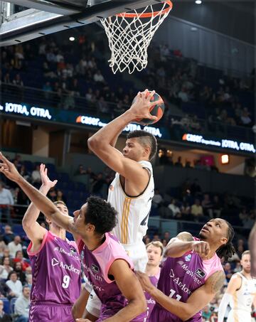 Edy Tavares domina la zona.
