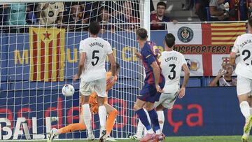 FUTBOL 2025-2026
Partido de La Liga Jornada 4:
FC Barcelona - Valencia CF
Foto: Rodolfo Molina
Gol de Lewandowski