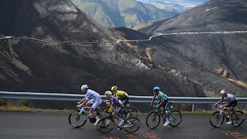 ALTO DE EL MORREDERO, SPAIN - SEPTEMBER 10: (L-R) Jay Vine of Australia and UAE Team Emirates - XRG - Polka Dot Mountain Jersey, Junior Lecerf of Belgium and Team Soudal Quick-Step, Ben Tulett of Great Britain and Team Visma | Lease a Bike and Harold Tejada of Colombia and Team XDS Astana compete in the chase group during the La Vuelta - 80th Tour of Spain 2025, Stage 17 a 143.2km stage from O Barco de Valdeorras to Alto de El Morredero 1755m / #UCIWT / on September 10, 2025 in Alto de El Morredero, Spain. (Photo by Dario Belingheri/Getty Images)