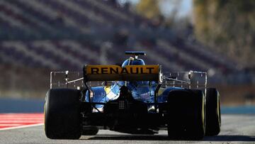 MONTMELO, SPAIN - MARCH 09: Carlos Sainz of Spain driving the (55) Renault Sport Formula One Team RS18 on track during day four of F1 Winter Testing at Circuit de Catalunya on March 9, 2018 in Montmelo, Spain.  (Photo by Mark Thompson/Getty Images)