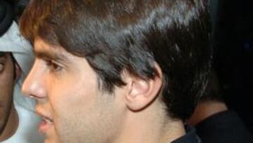 <strong>FIEL.</strong> Kaká entregó el reciente galardón a la iglesia a la que pertenece.