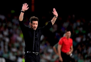 Diego Simeone, entrenador del Atlético de Madrid, gesticula con los brazos en alto.