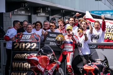 El a?o pasado lleg el tercer ttulo seguido para Espa?a en Moto3 de la mano del mallorqun, el cuarto en seis a?os, lo que demuestra el podero espa?ol en la categora. Guevara gan en su segundo a?o, con siete victorias, y ahora vive un inicio complicado en Moto2.