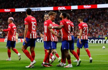 Los jugadores rojiblancos felicitan a Depay tras el segundo gol al Granada. 