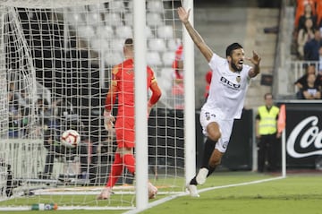 1-0. Ezequiel Garay celebró el primer gol.