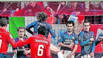 <b>LUCHA. </b>Nekounam ejecuta una falta en el área del Almería que se produjo tras una cesión a Diego Alves.