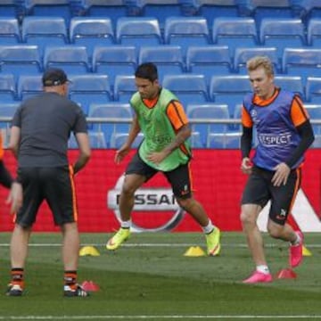 El Shakhtar pisó ayer por la tarde por primera vez el césped del Santiago Bernabéu. Los jugadores disfrutaron del estadio blanco antes de iniciar la sesión de trabajo. Cosmin Contra, extécnico del Getafe, estuvo en el entrenamiento y la conferencia de prensa de Lucescu.