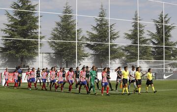 Ambos equipos saliendo al campo. 