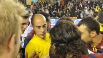 <b>CONJURADOS. </b>El Barça hizo piña durante el partido de León.