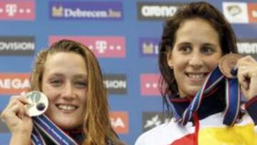 <b>DOS DE TRES. </b>Mireia Belmonte (centro) y Villaecija (derecha), en el podio con la húngara Rizstov.