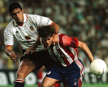 Lucarelli peleando un balón a Serena durante un Valencia - Atlético de Madrid.