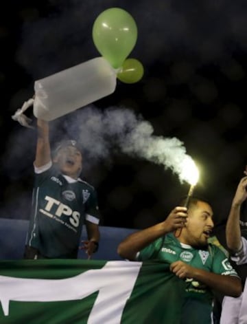 Los hinchas de Wanderers llegaron en gran cantidad hasta Paraguay. 