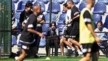 <B>RONALDO HIZO CARRERA CON EL GRUPO</B>. Ayer fue el primer día que Ronaldo coincidió con sus compañeros. Sólo se limitó a hacer carrera continúa con ellos.